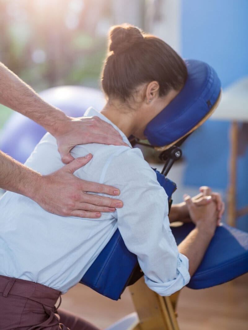 Stoelmassage op locatie op het werk